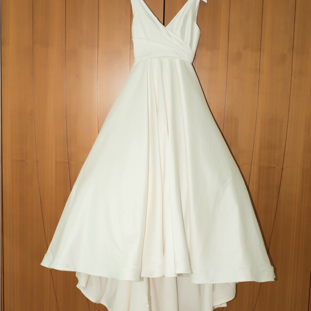 Elegant Cream Sleeveless Wedding Dress